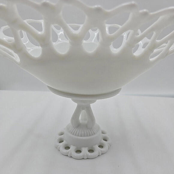 Westmoreland Doric‎ Lattice Milk Elegant Scalloped Pierced Banana Glass Stand - Picture 4 of 16